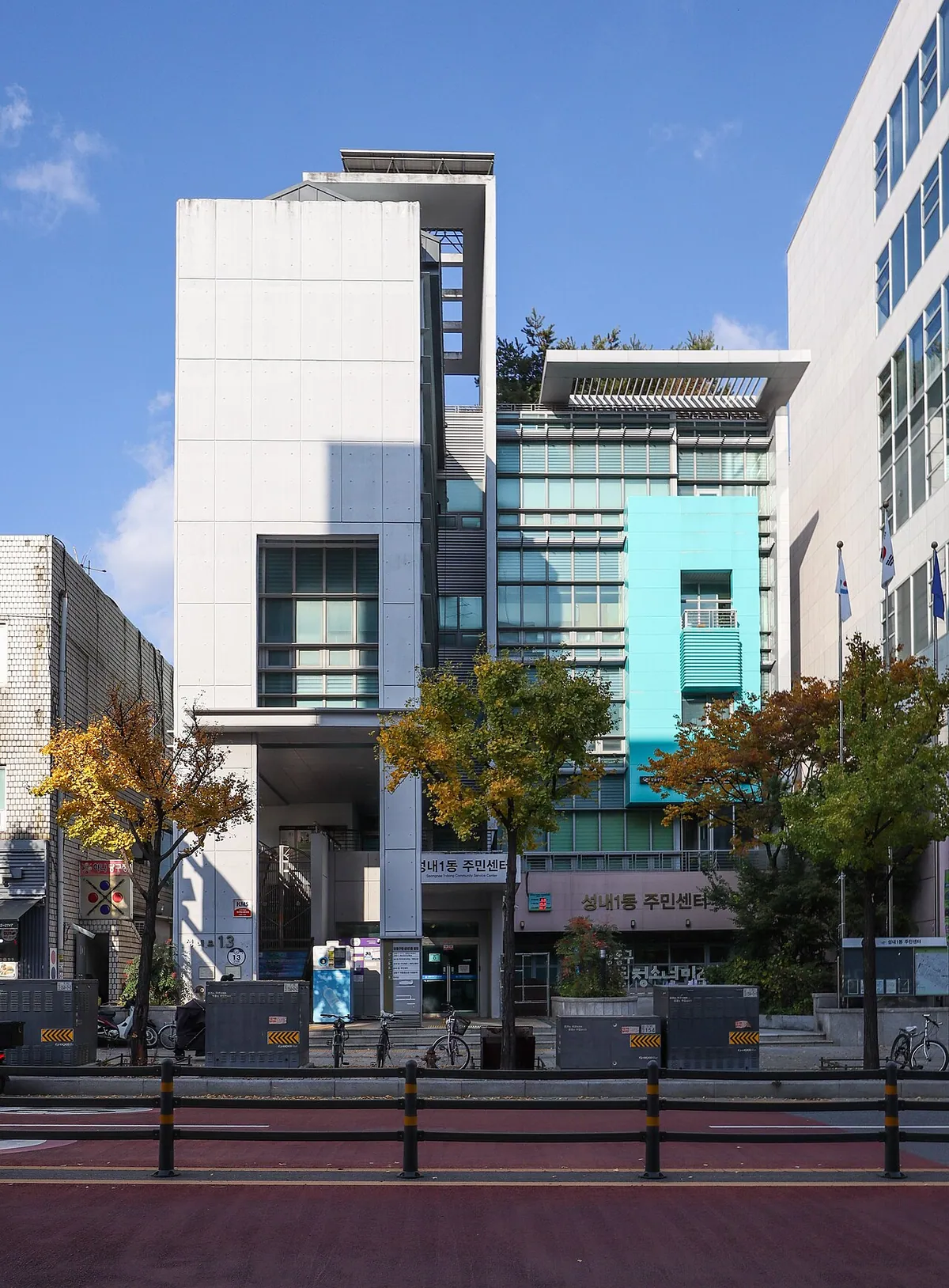 주민센터 입구와 안내판이 보이는 서울의 어느 동 행정복지센터이다.