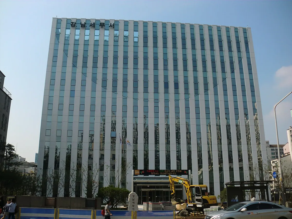 서울특별시에 위치한 강남세무서 건물의 외관 모습이다.