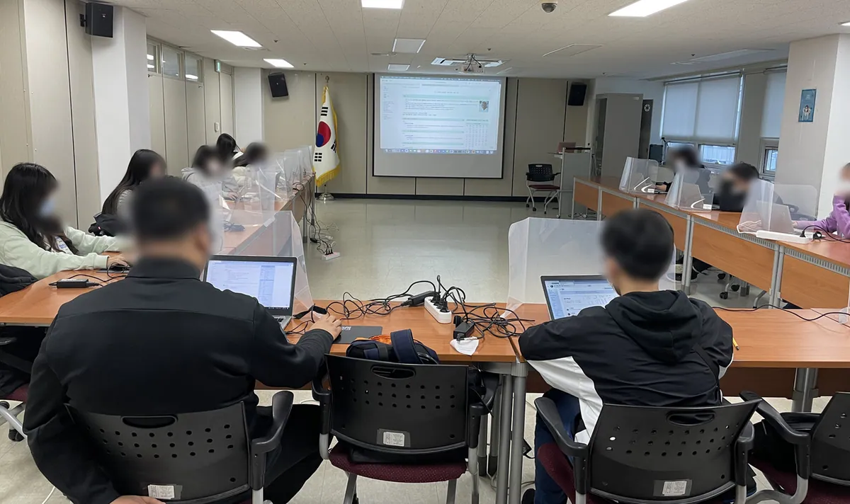 서울청년센터 프로그램에 참여한 청년들이 모여 있는 모습